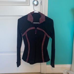 Lulu lemon fitted jacket. Size small. I’m great condition!